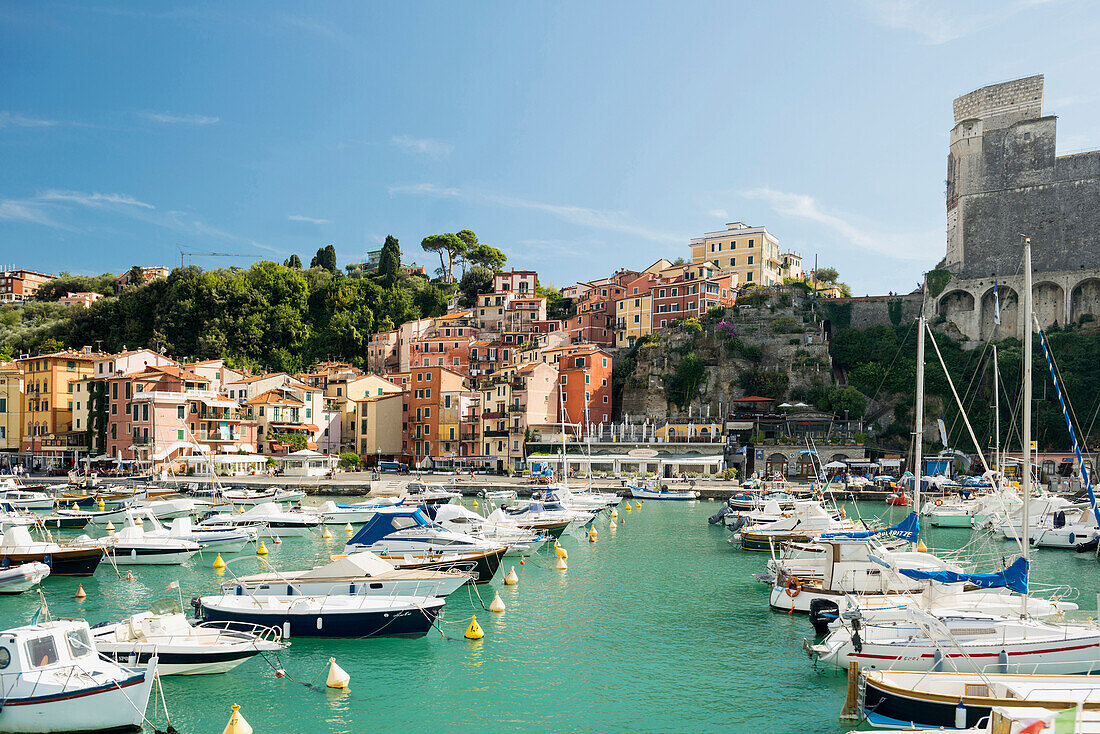 Hafen mit Burg, Lerici, Provinz La Spezia, Ligurien, Italien