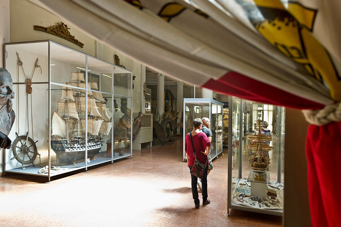 Besucher im Museo tecnico navale (Marinemuseum), La Spezia, Ligurien, Italien