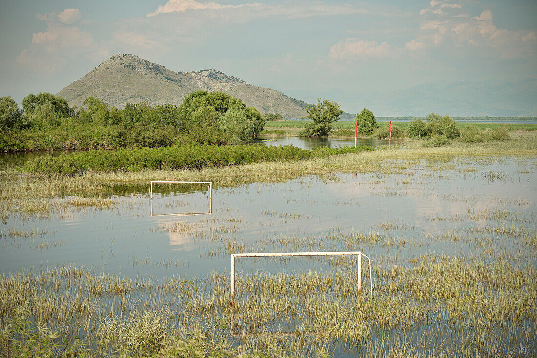 Überschwemmtes Fussball Feld in Virpazar, Skutari See National Park, Montenegro, Balkan Halbinsel, Europa