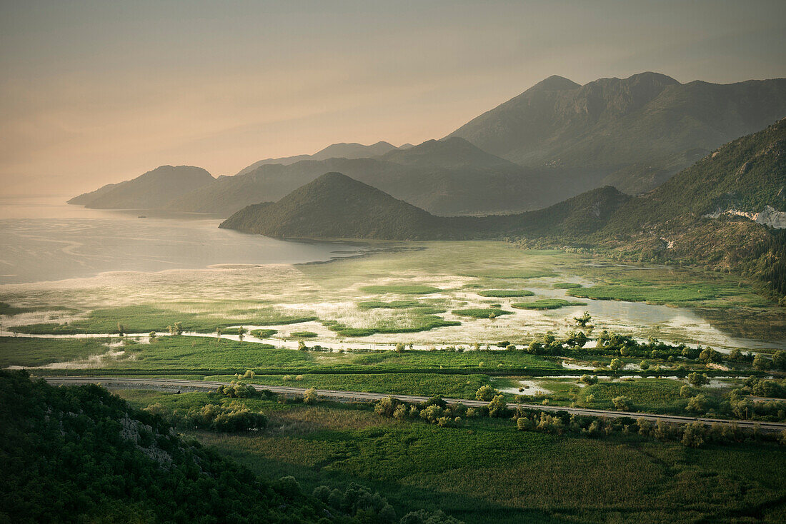 dramatische Morgenstimmung mit Blick auf Virpazar, See und Berge, Skutari See National Park, Montenegro, Balkan Halbinsel, Europa