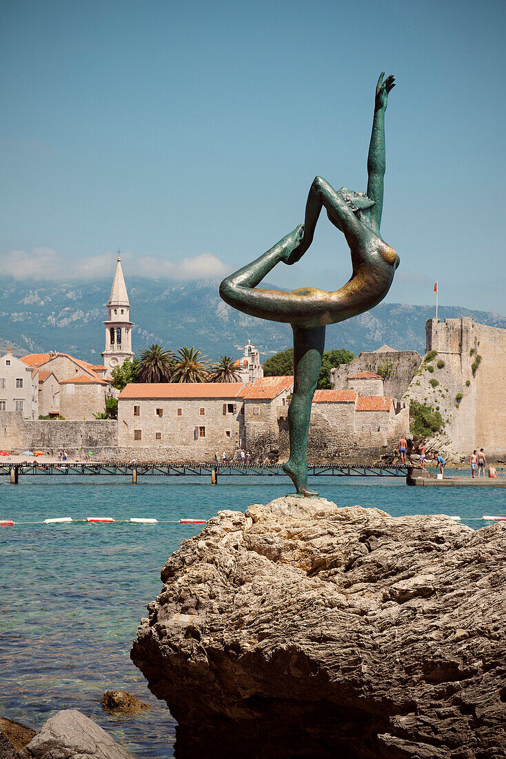 Skulptur einer akrobatischen nackten Frau vor Altstadt von Budva, Stari Grad, Adria Mittelmeerküste, Montenegro, Balkan Halbinsel, Europa