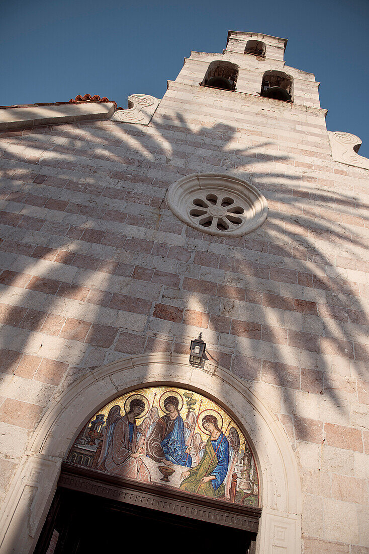 Schatten einer Palme am Eingang einer Kirche in der Altstadt von Budva, Stari Grad, Adria Mittelmeerküste, Montenegro, Balkan Halbinsel, Europa