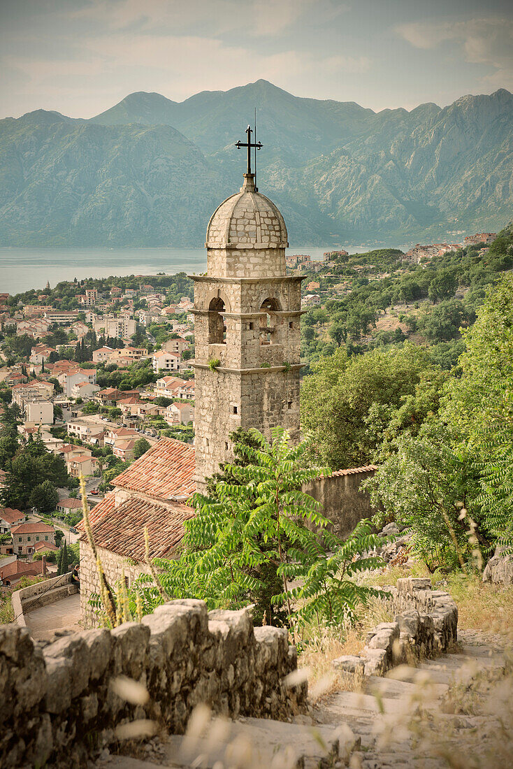 Kirche beim Wanderweg zur Befestungsanlage der Bucht von Kotor, Ausblick auf Altstadt, Adria Mittelmeerküste, Montenegro, Balkan Halbinsel, Europa, UNESCO