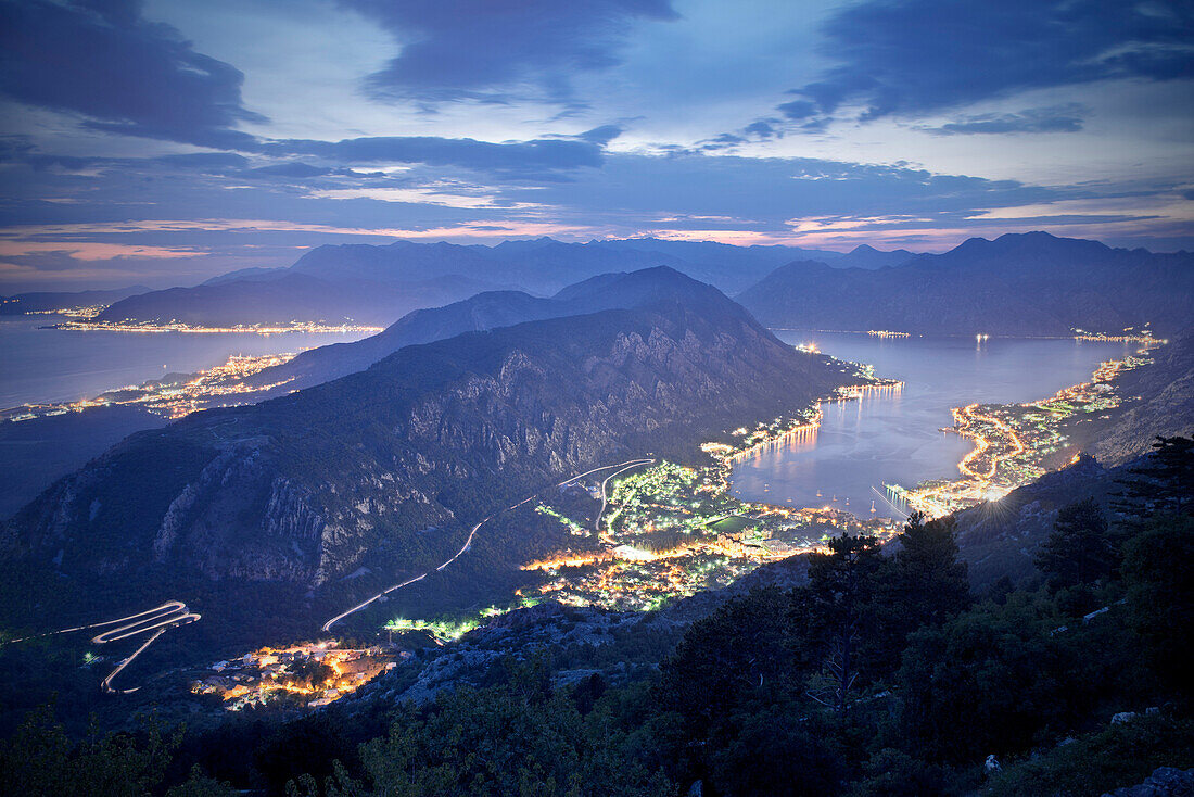 Panorama Blick bei Nacht auf Kotor die Bucht von Kotor, Adria Mittelmeerküste, Montenegro, Balkan Halbinsel, Europa, UNESCO