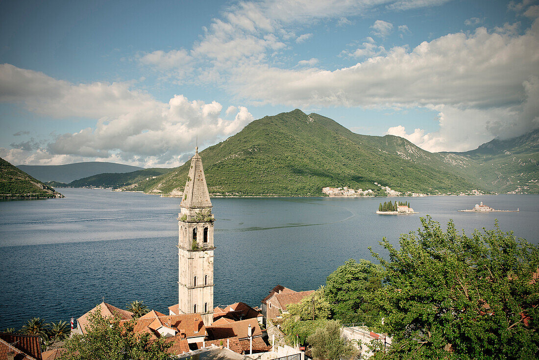 Blick auf Perast mit Kirchturm, Sankt Georg Insel und Our Lady of the Rock Insel, Bucht von Kotor, Adria Mittelmeerküste, Montenegro, Balkan Halbinsel, Europa, UNESCO
