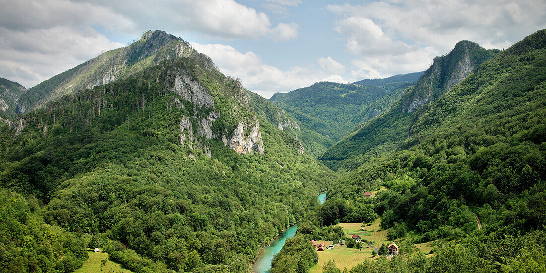 Blick von Tara Fluss Brücke und die umliegenden Berge und das Tara Tal, Montenegro, Balkan Halbinsel, Europa