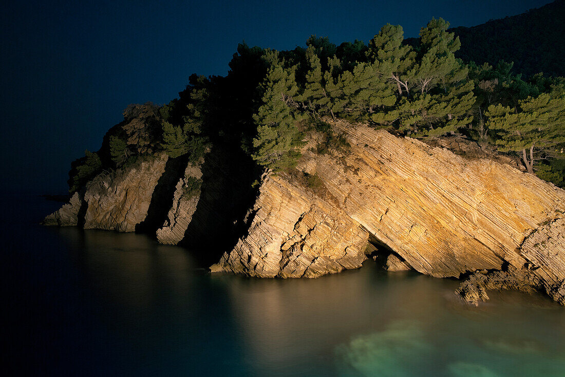 Beleuchtete Felsenküste bei Nacht in Petrovac bei Budva, Adria Mittelmeerküste, Montenegro, Balkan Halbinsel, Europa