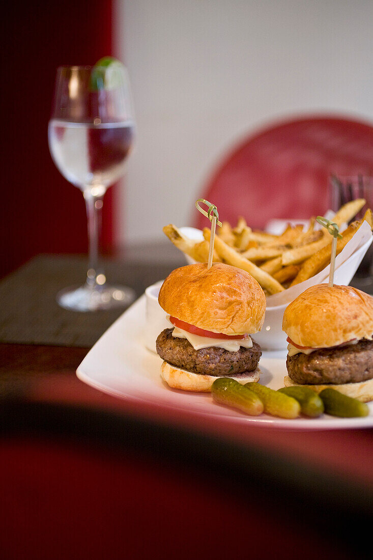 USA, New York State, Plate of fries and hamburgers in Cinema Restaurant, New York City