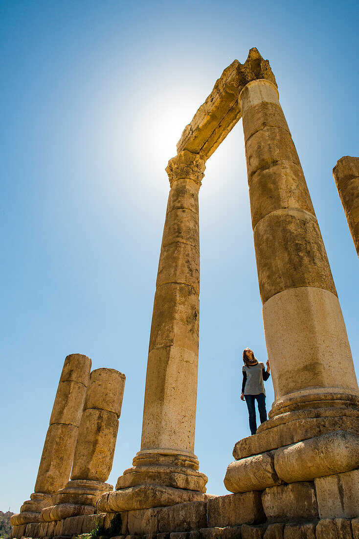 Frau besichtigt Herkulestempel, Amman, Jordanien, Naher Osten