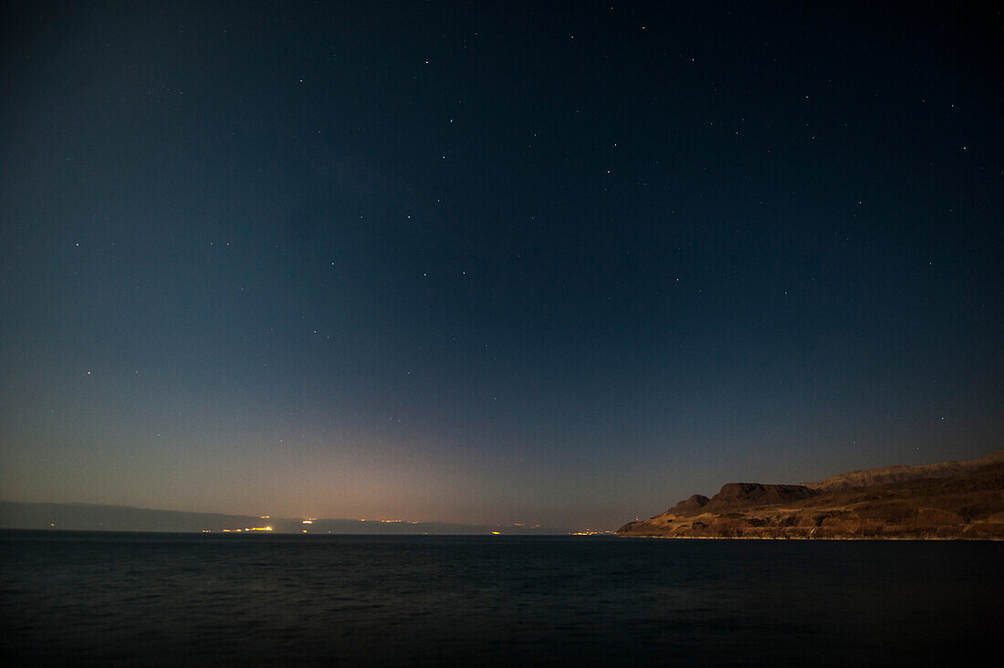 Sternenhimmel über dem Toten Meer mit Blick auf die Grenze zwischen Jordanien und Israel, Naher Osten