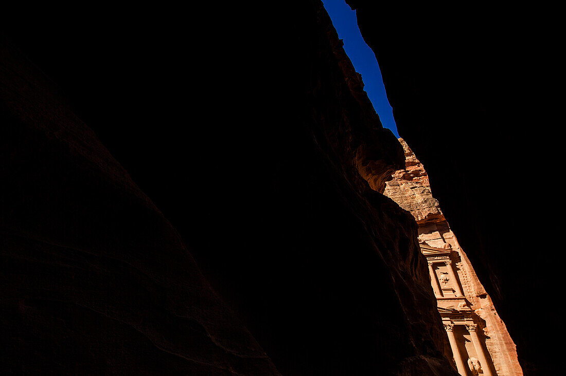 Blick aus dem Siq auf Khazne al-Firaun, Petra, Jordanien, Naher Osten
