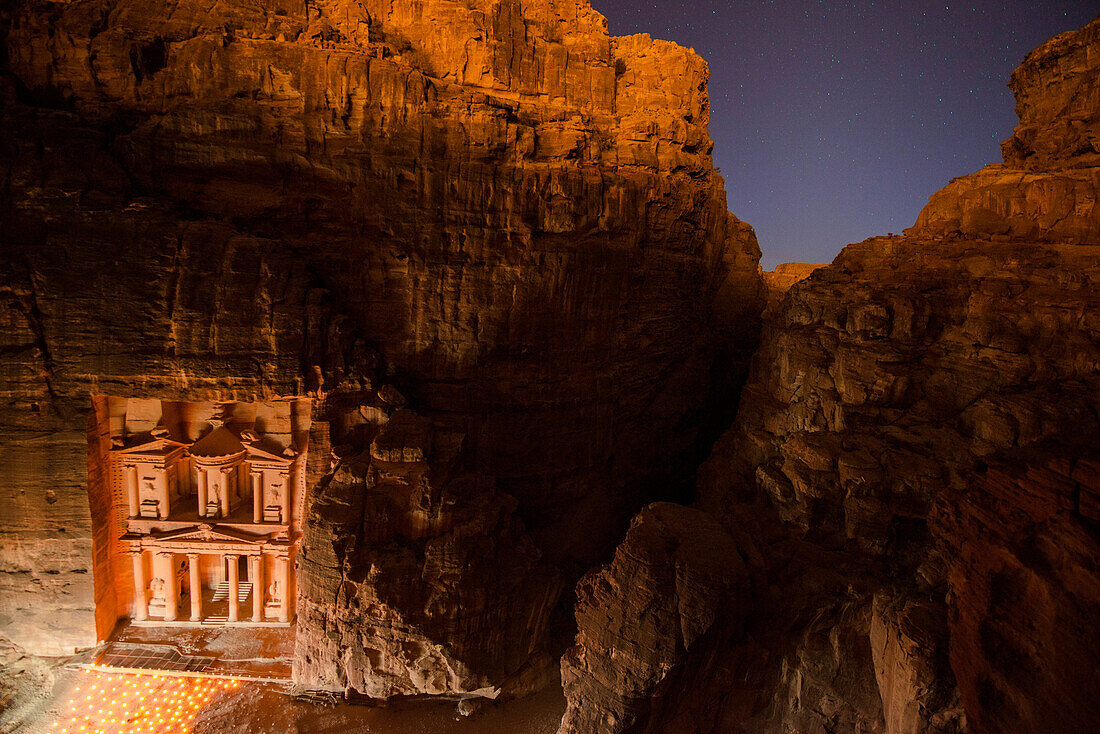 Khazne al-Firaun im Kerzenlicht, Petra, Jordanien, Naher Osten