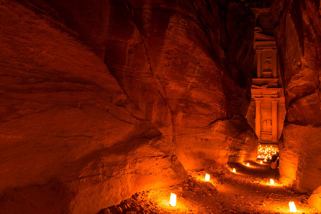Blick durch den Siq auf Khazne al-Firaun bei Nacht, Petra, Jordanien, Naher Osten