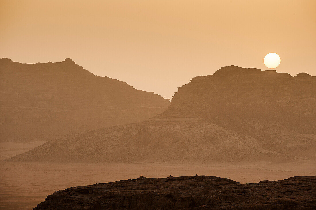 Sonnenuntergang im Wadi Rum, Jordanien, Naher Osten