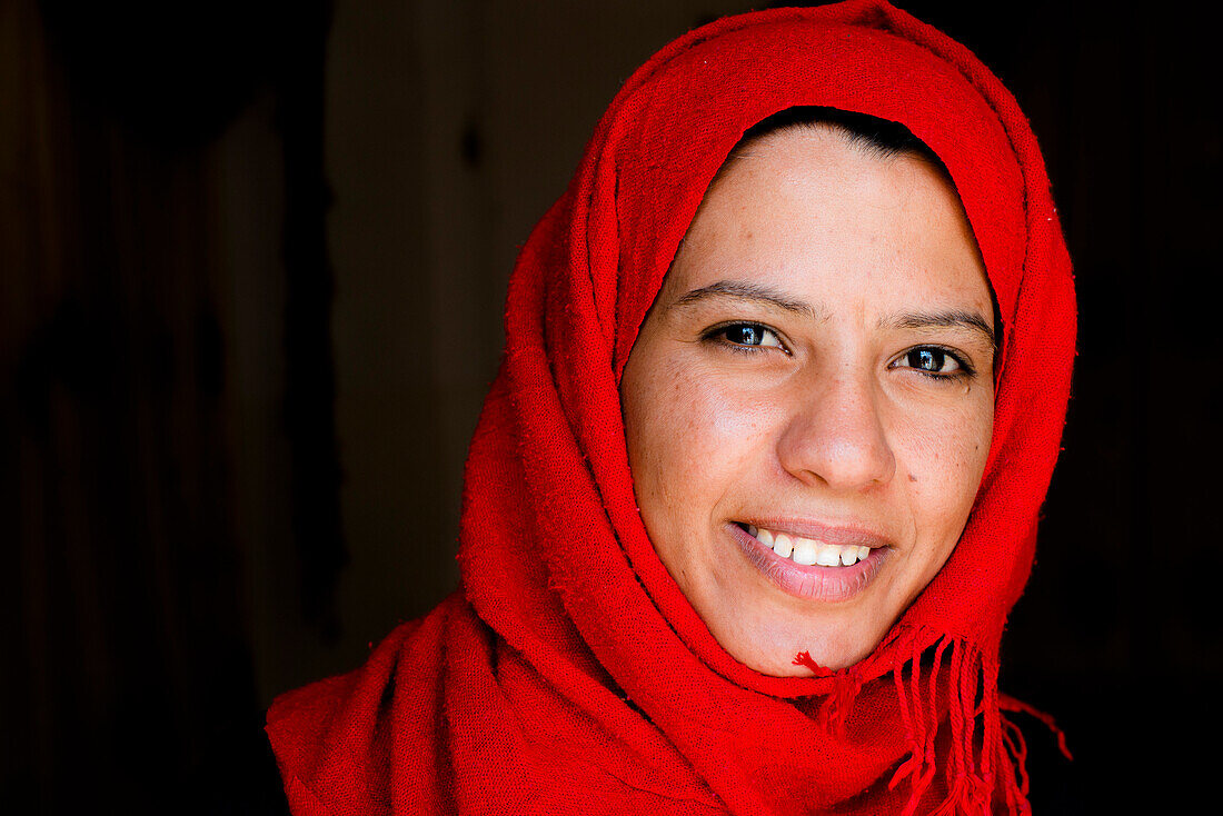 Porträt einer junge beduinischen Frau, Wadi Rum, Jordanien, Naher Osten