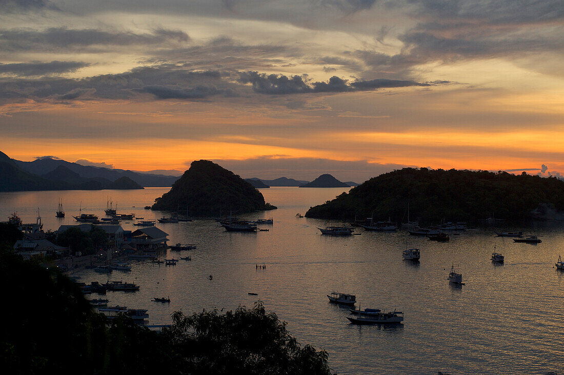 Blick über den Hafen von Labuhanbajo in Richtung Komodo Nationalpark im Westen von Flores, Nusa Tenggara, Kleine Sundainseln, östliche, Indonesien, Asia