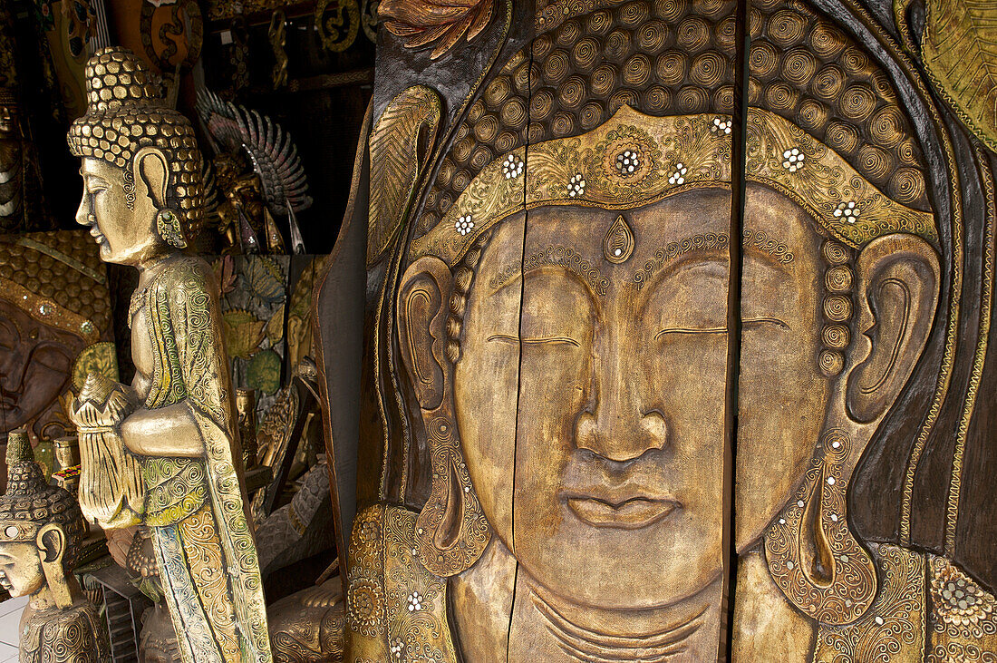 Handwerk auf Bali, geschnitzte Buddhas östlich von Ubud, Bali