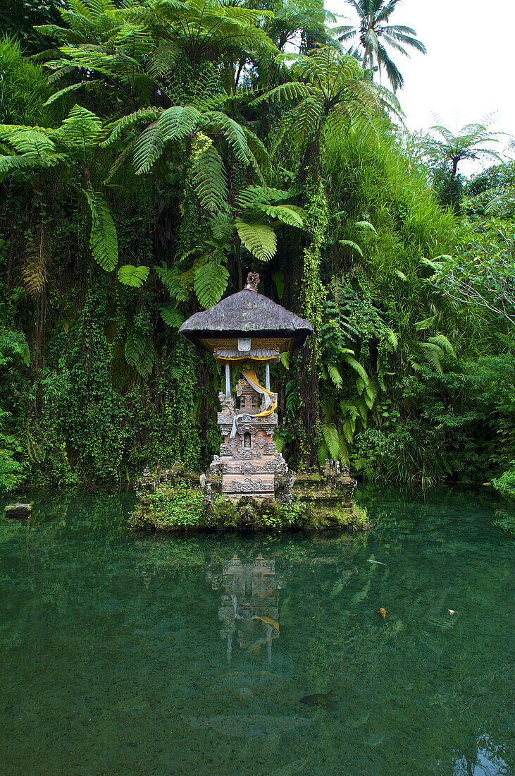 Tempel Tirtha Empul an heiligen Quellen, östlich von Ubud, Bali, Indonesien