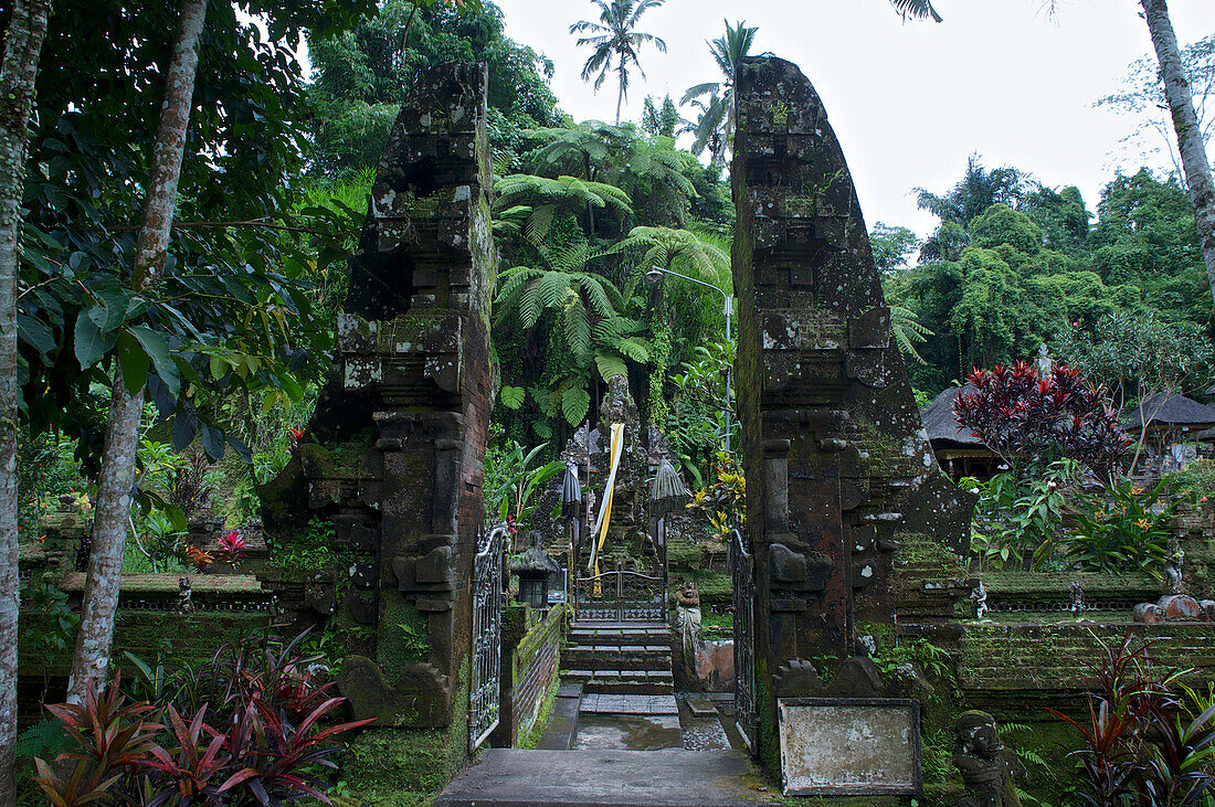Tempel Tirtha Empul an heiligen Quellen, Tempeltor (Candi) am Eingang zu den Badebecken, östlich von Ubud, Bali, Indonesien
