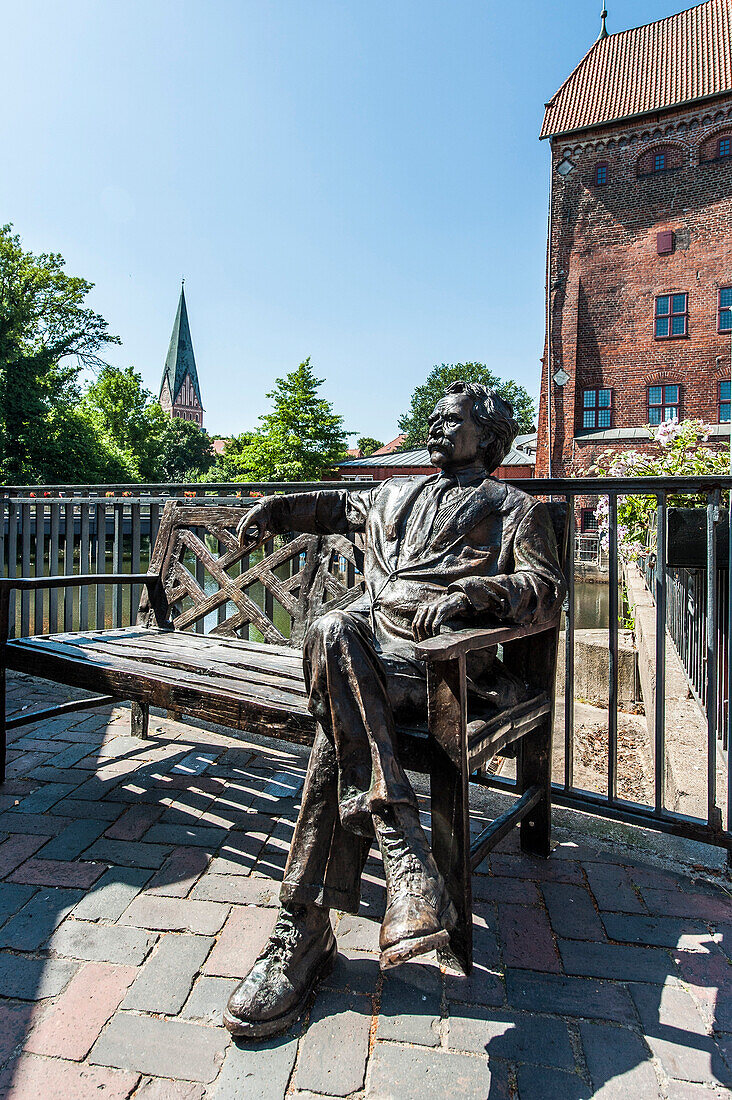 Mark Twain statue, Brausebruecke bridge, riverside quarter (Wasserviertel), Lueneburg, Lower Saxony, Germany
