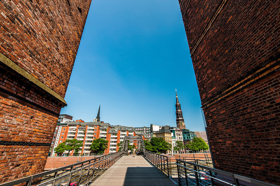 Blick von der Speicherstadt auf St. Katharinen, Hamburg, Deutschland