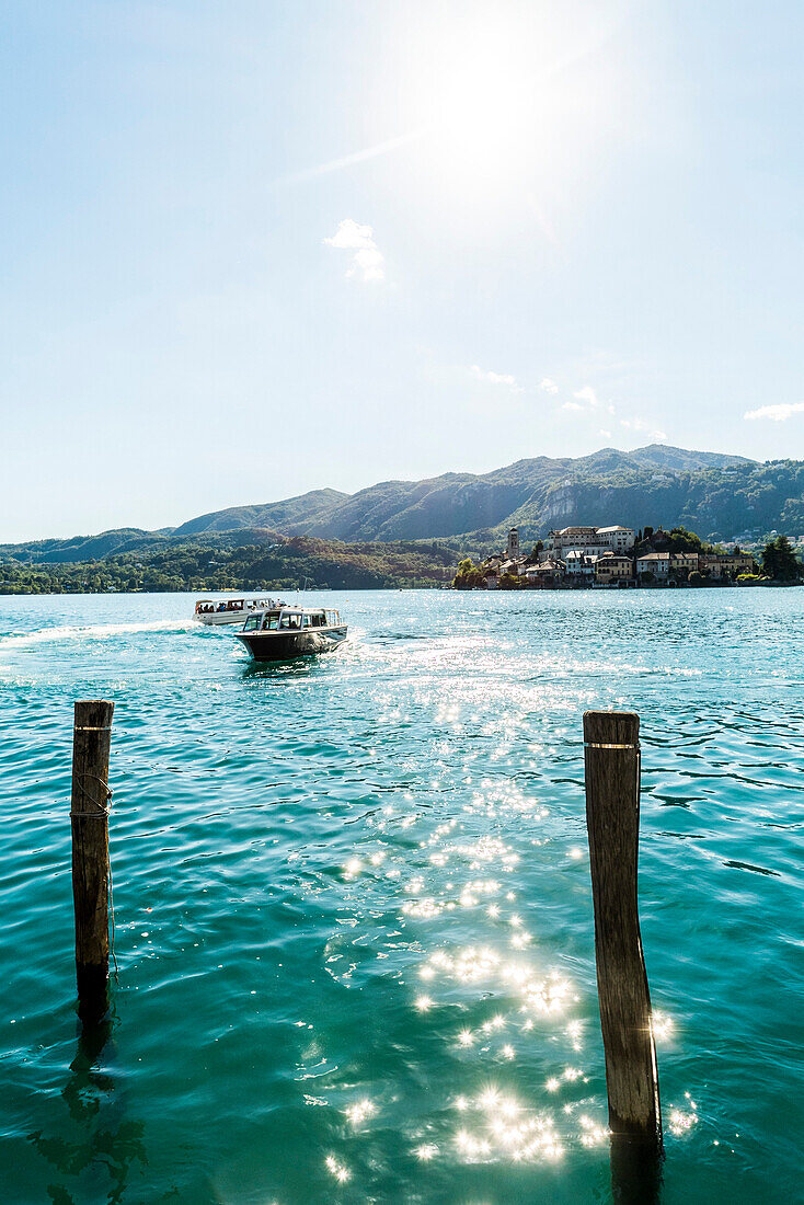 Boote auf dem Ortasee, Isola San Giulio im Hintergrund, Orta San Giulio, Piemont, Italien