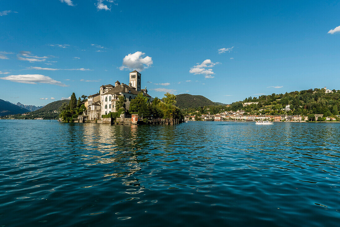 Blick über Ortasee auf Isola San Giulio, Piemont, Italien