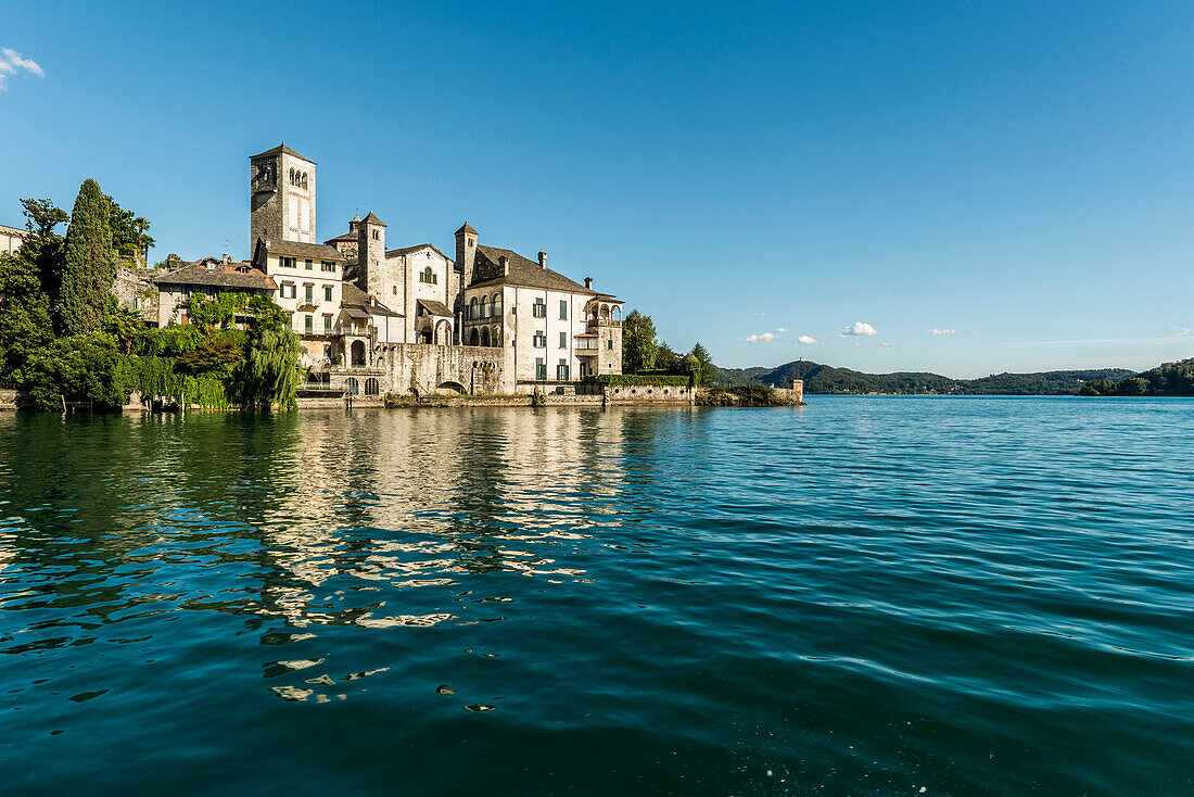 Blick über Ortasee auf Isola San Giulio, Piemont, Italien