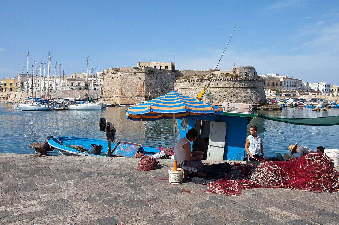 Fischerboote im Hafen von Gallipoli, Provinz Lecce, Region Apulien, Golf von Tarent, Italien, Europa