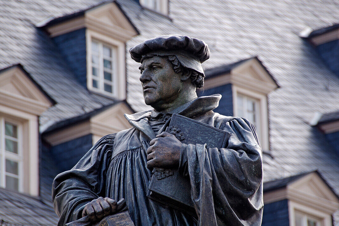 Lutherdenkmal am Marktplatz, Lutherstadt Eisleben, Sachsen-Anhalt, Deutschland, Europa