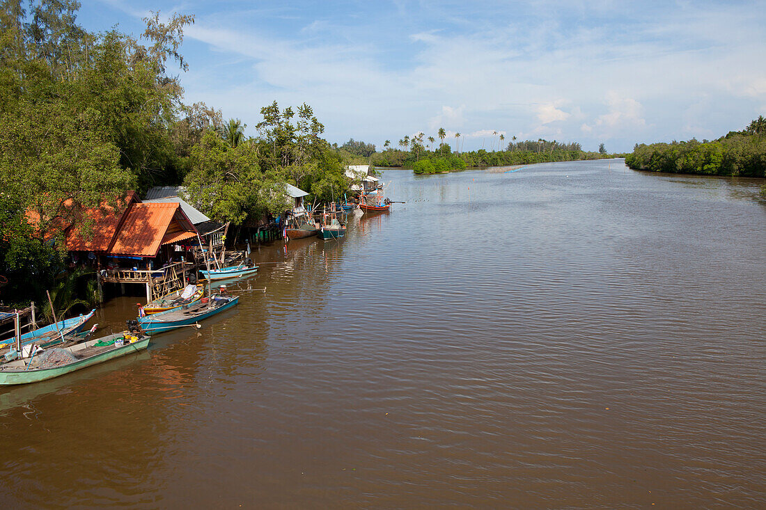 Fischerboote in Bang Saphan, Provinz Prachuap Khiri Khan, Thailand, Asien