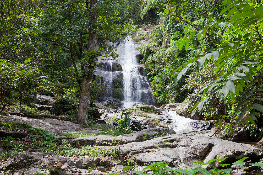 Wasserfall im Tropenwald, Bang Saphan, Provinz Prachuap Khiri Khan, Thailand, Asien