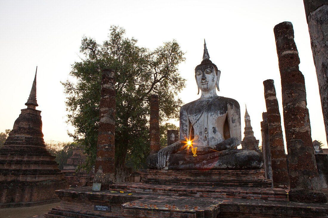 Buddha vor Tempel in der Ruinenstadt Geschichtspark Sukhothai (UNESCO Weltkulturerbe), Provinz Sukothai, Thailand, Asien