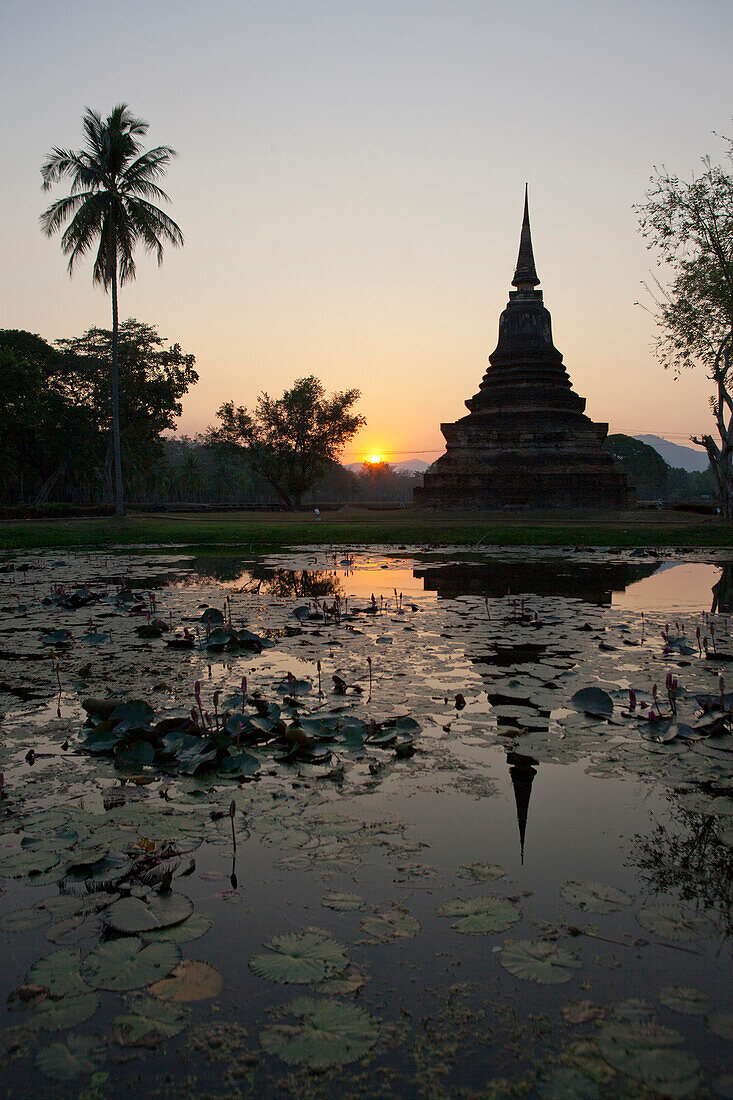 Tempel in der Ruinenstadt Geschichtspark Sukhothai (UNESCO Weltkulturerbe), Provinz Sukothai, Thailand, Asien