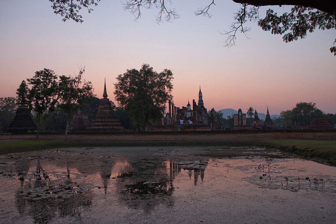 Tempel in der Ruinenstadt Geschichtspark Sukhothai (UNESCO Weltkulturerbe), Provinz Sukothai, Thailand, Asien