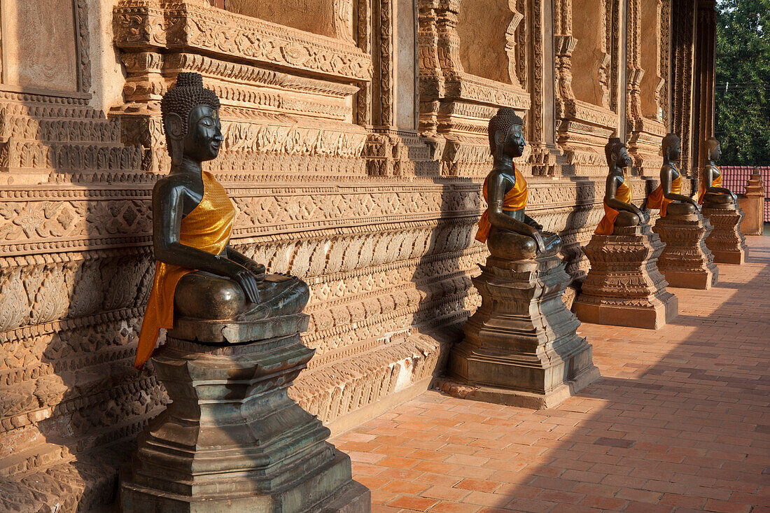 Buddhistische Figuren im Tempel Wat Ho Phra Keo in Vientiane am Mekong Fluss, Hauptstadt von Laos, Asien