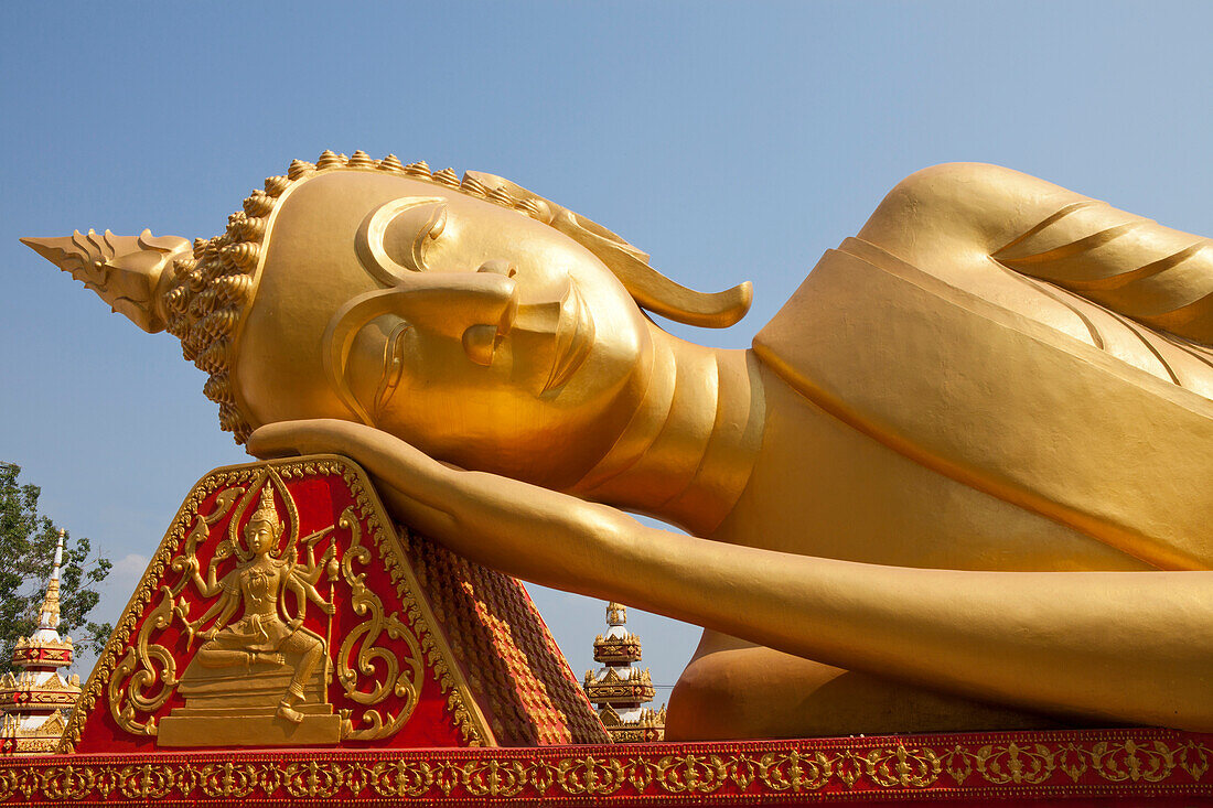 Goldener Buddha beim Monument Pha That Luang in Vientiane, Hauptstadt von Laos, Asien