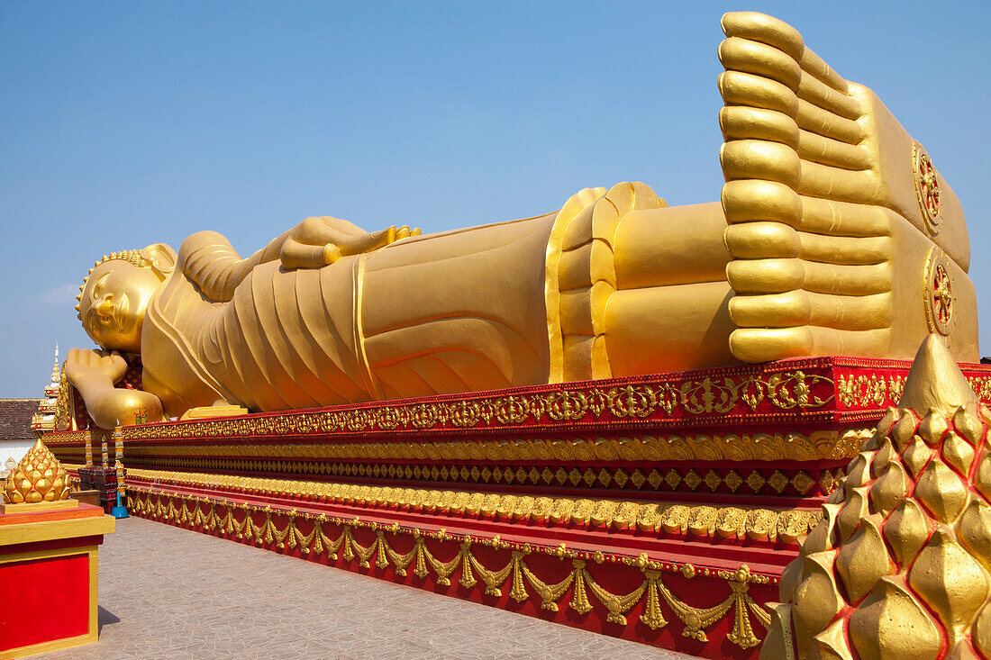 Goldener Buddha beim Monuments Pha That Luang in Vientiane, Hauptstadt von Laos, Asien