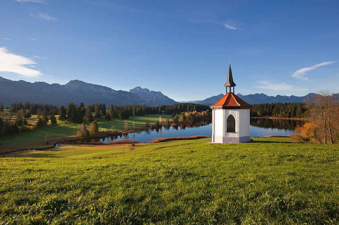 Kapelle mit Blick zu den Allgäuer Alpen, Tegelberg, Säuling und Tannheimer Berge, Allgäu, Bayern, Deutschland