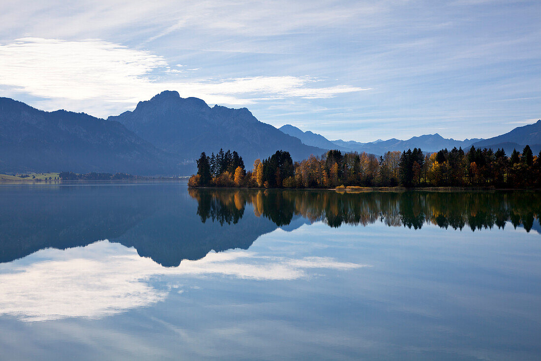 Blick über den Forggensee auf Säuling und Tannheimer Berge, Allgäu, Bayern, Deutschland