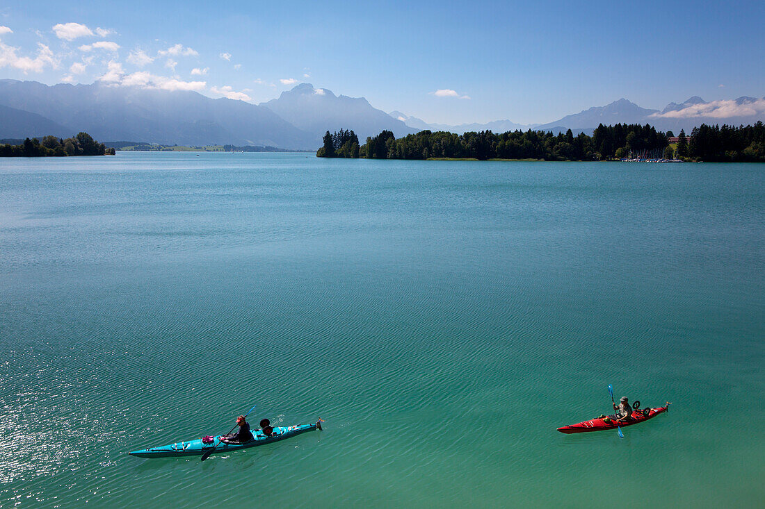 Kanus auf dem Forggensee, im Hintergrund die Allgäuer Alpen mit Tegelberg, Säuling und Tannheimer Berge, Allgäu, Bayern, Deutschland