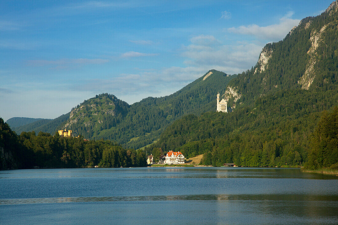 Blick über den Alpsee auf die Schlösser Hohenschwangau und Neuschwanstein, bei Hohenschwangau, Füssen, Allgäu, Bayern, Deutschland