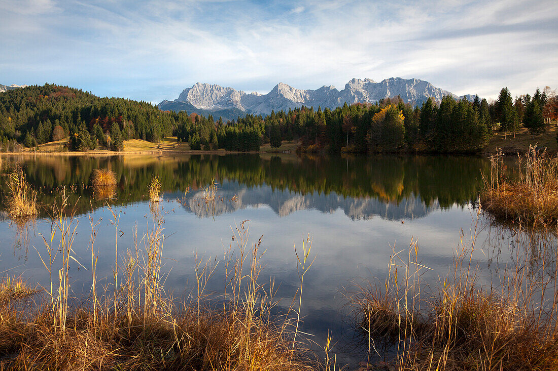 Blick über den Geroldsee auf das Karwendelgebirge, Bayern, Deutschland