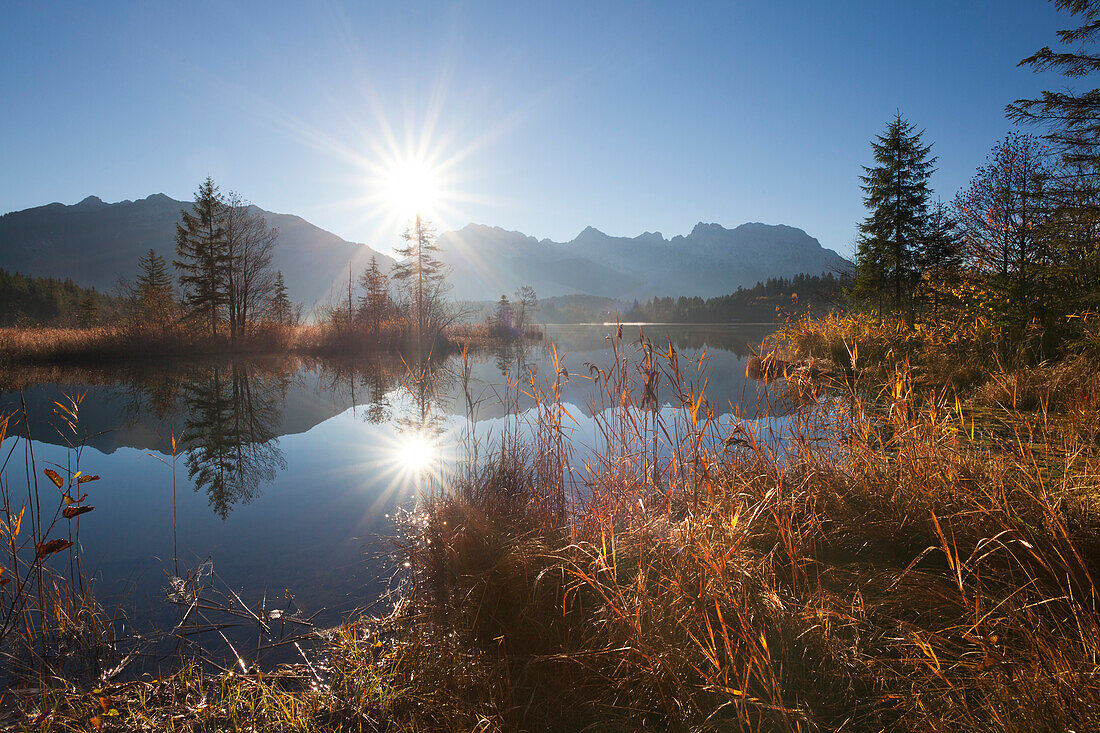 Sonnenaufgang, Blick über den Barmsee auf Soierngruppe und Karwendelgebirge, bei Mittenwald, Bayern, Deutschland