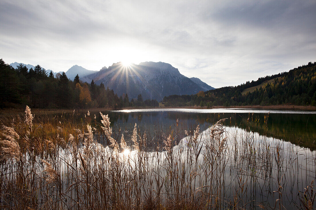 Luttensee vor dem Karwendelgebirge bei Sonnenaufgang, bei Mittenwald, Bayern, Deutschland