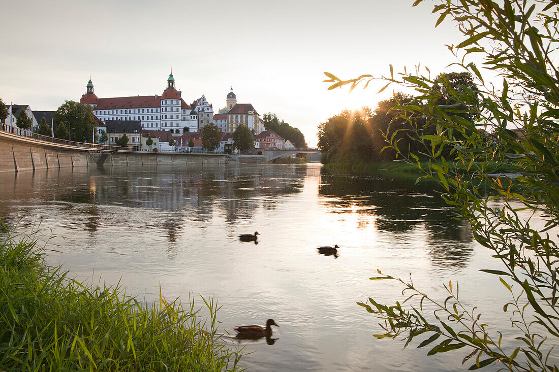 Blick über die Donau zum Schloss Neuburg, Neuburg an der Donau, Bayern, Deutschland