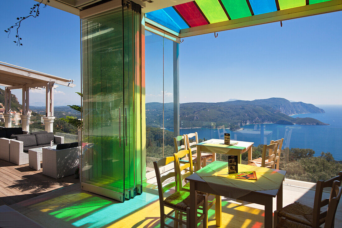 Blick vom Restaurant-Café Dolce im Bergdorf Lakones über die Bucht von Paleokastritsa, Insel Korfu, Ionische Inseln, Griechenland