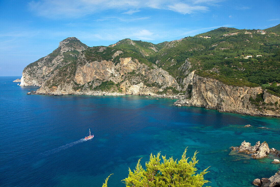 Blick vom Kloster Panagia Theotokou über die Bucht von Paleokastritsa, Insel Korfu, Ionische Inseln, Griechenland