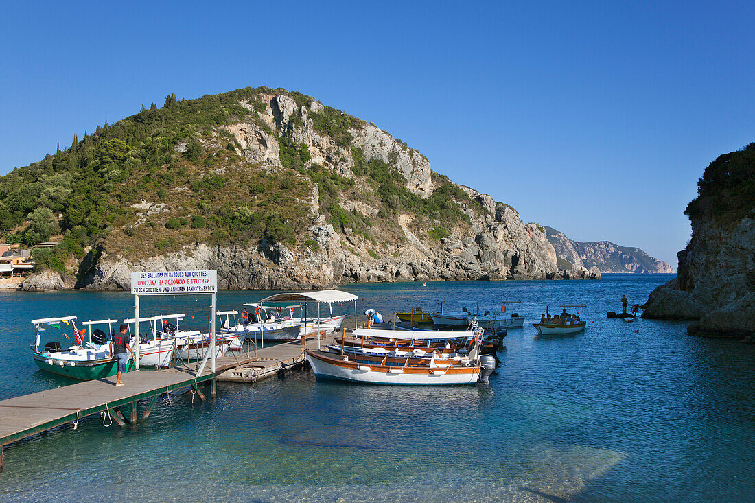 Ausflugsboote am Strand von Paleokastritsa, Insel Korfu, Ionische Inseln, Griechenland