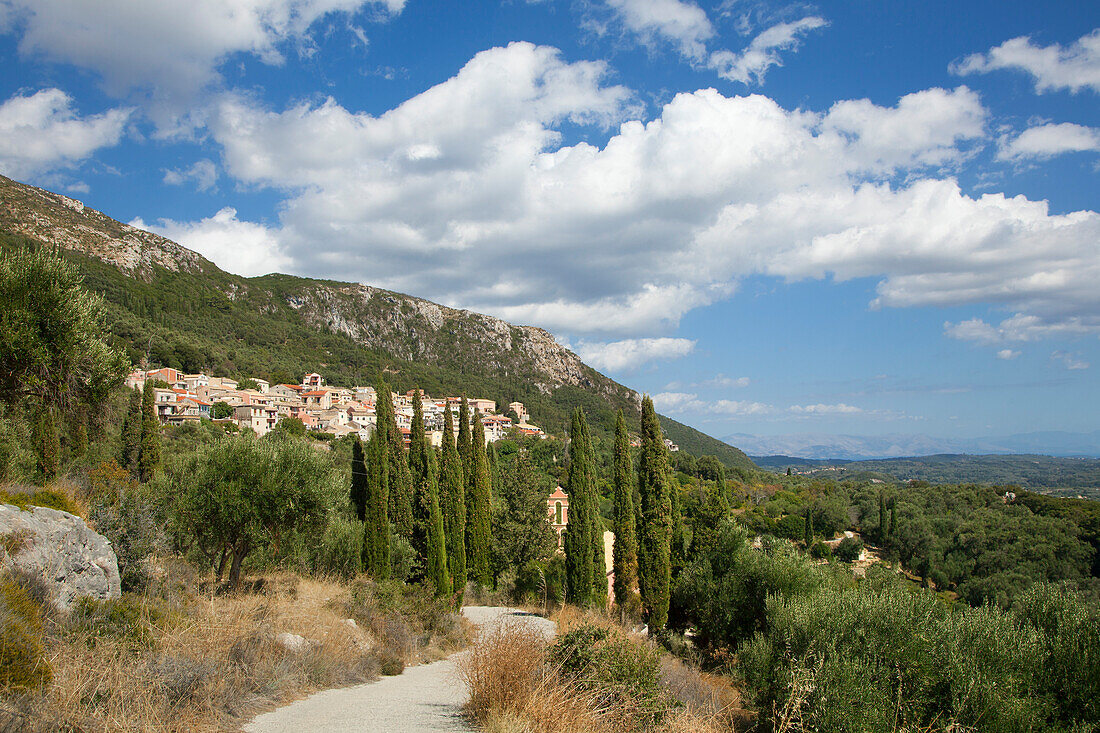 Blick zum Bergdorf Lakones, oberhalb von Paleokastritsa, Insel Korfu, Ionische Inseln, Griechenland